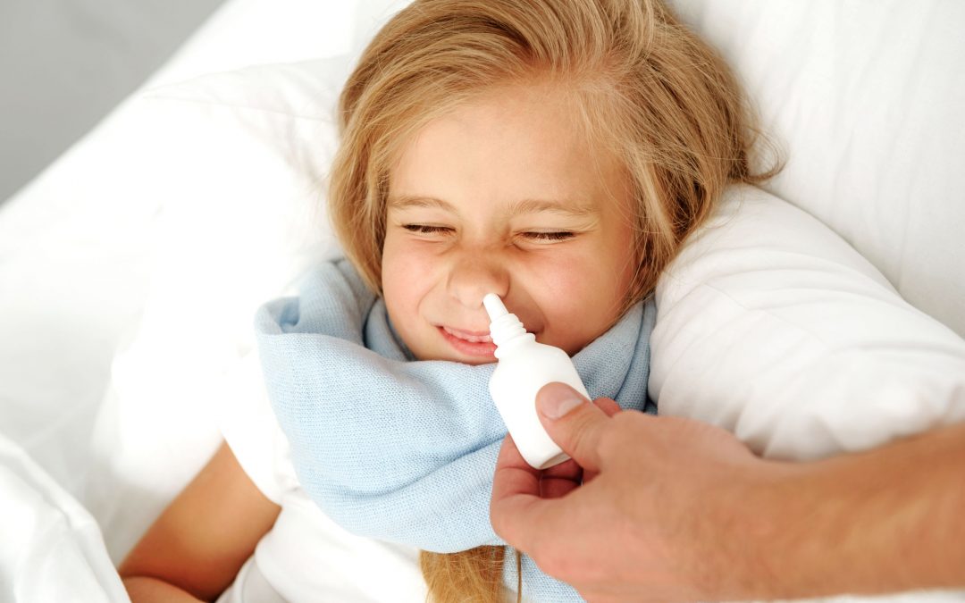 Krankheit und Kinderbetreuungskonzept, Mädchen, das im Krankenhaus liegt