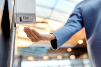 Händehygiene: Wann desinfizieren sinnvoll ist und wann waschen