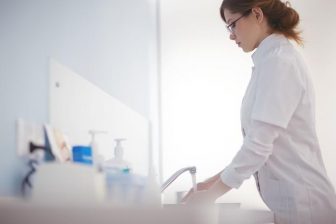 Hygienemanagement: Tipps für eine effiziente und kostengünstige Ausstattung Ihrer Arztpraxis